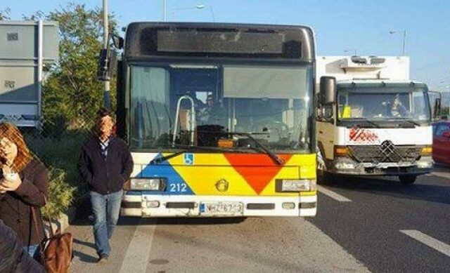 ΟΑΣΘ: Οδηγός παράτησε το λεωφορείο στη μέση του δρόμου
