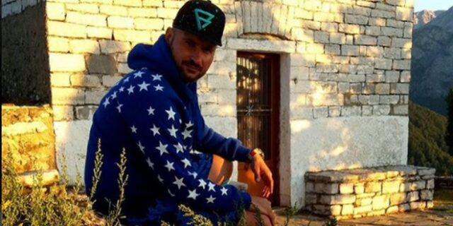 Ο Manager Rugby του survivor παρακολουθεί rugby στο nomads