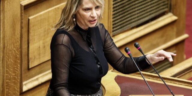 ‘Παρών’ ψήφισε η Παπακώστα για τα οικογενειακά επιδόματα