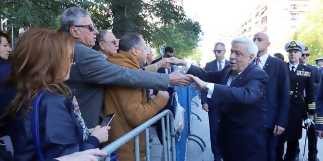 Έσπασε το πρωτόκολλο ο Παυλόπουλος στη Θεσσαλονίκη – Χαιρέτησε τον κόσμο έξω απ’ τον Αγ. Δημήτριο