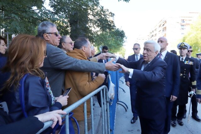 Έσπασε το πρωτόκολλο ο Παυλόπουλος στη Θεσσαλονίκη – Χαιρέτησε τον κόσμο έξω απ’ τον Αγ. Δημήτριο