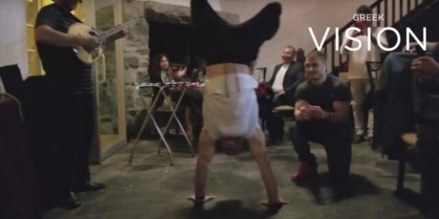 Πετρούνιας: Πανηγύρισε το νέο χρυσό μετάλλιο με ένα ζεϊμπέκικο