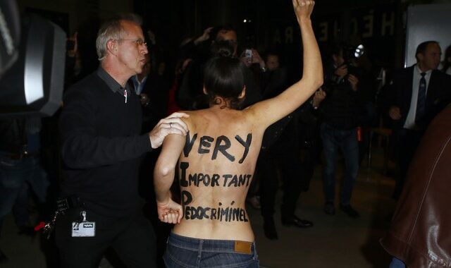 Γυμνόστηθη διαμαρτυρία των Femen εναντίον του Ρομάν Πολάνσκι στο Παρίσι
