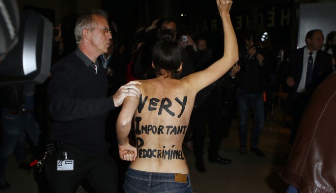 Γυμνόστηθη διαμαρτυρία των Femen εναντίον του Ρομάν Πολάνσκι στο Παρίσι