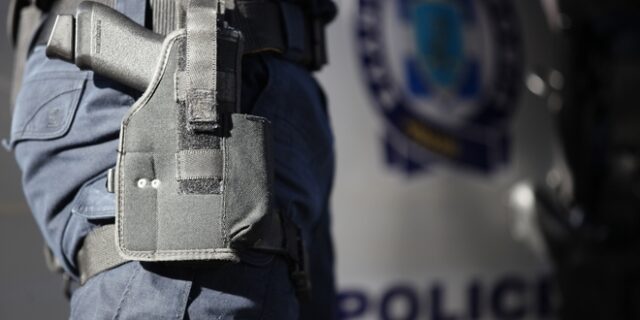 ‘Χτυπούσαν’ με καλάσνικοφ ψιλικατζίδικα