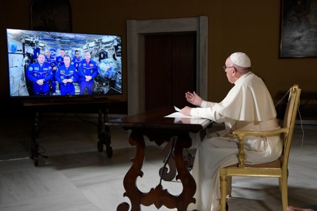 Οι φιλοσοφικές συζητήσεις του πάπα Φραγκίσκου με αστροναύτες του ISS