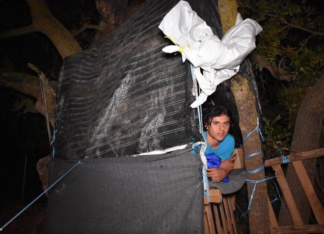Εικόνες ντροπής στη Χίο: Πρόσφυγες σκαρφάλωσαν στα δέντρα για να μην πνιγούν