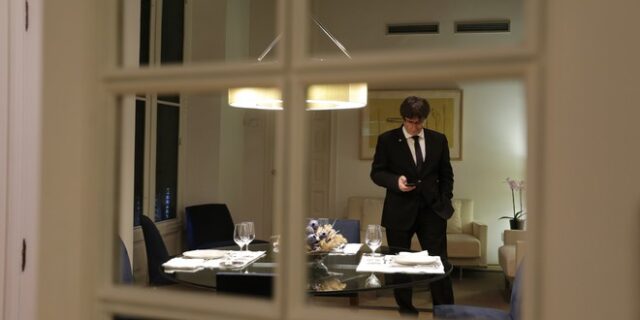 Καταλονία: Η Μαδρίτη εξετάζει ακόμη και τη σύλληψη Πουτζντεμόν