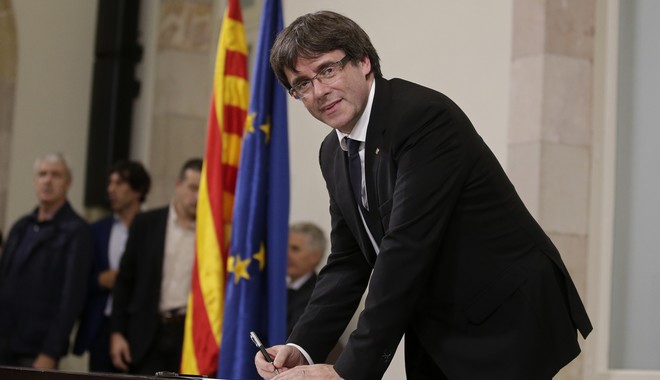 Καταλονία: Ο Πουτζντεμόν υπέγραψε έγγραφο για ανακήρυξη ανεξαρτησίας από την Ισπανία
