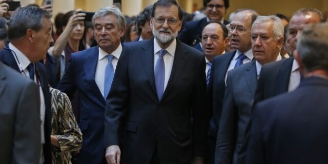 Διάγγελμα Ραχόι: Αποπέμπει Πουτζντεμόν, προκηρύσσει εκλογές