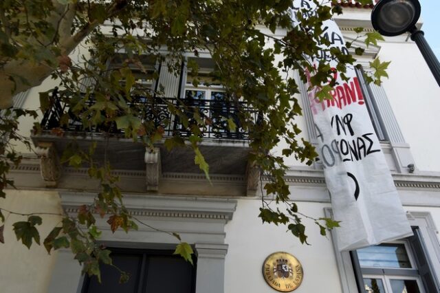Σε συλλήψεις μετατράπηκαν οι προσαγωγές 18 μελών του Ρουβίκωνα μετά την εισβολή στην Πρεσβεία της Ισπανίας