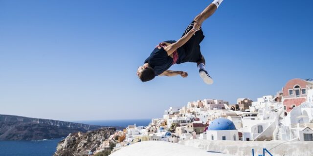 Εντυπωσιακά άλματα και περίπλοκες φιγούρες με φόντο την καλντέρα της Σαντορίνης