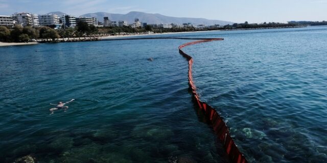 Ρύπανση στο Σαρωνικό: Στον καθαρισμό του βυθού στρέφεται η επιχείρηση