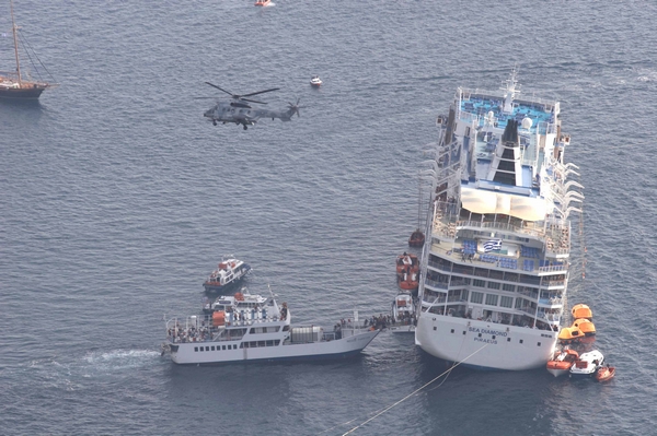 Ανέλκυση του Sea Diamond απ’ το βυθό της Σαντορίνης με εντολή Κουρουμπλή