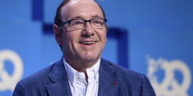 Ο Kevin Spacey εξομολογείται ότι είναι gay και απαντά στις κατηγορίες περί σεξουαλικής παρενόχλησης