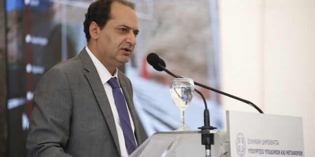 Σπίρτζης: Τα κυκλώματα που δεν ήθελαν το ηλεκτρονικό εισιτήριο