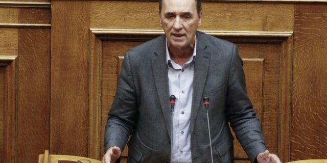 Σταθάκης για αυθαίρετα: Μειώνουμε πρόστιμα, προστατεύουμε μακροχρόνια ανέργους