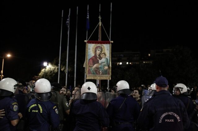 Θεσσαλονίκη: Διαμαρτυρία με εικόνες και σημαίες κατά της ‘Ώρας του Διαβόλου’