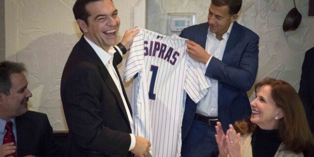 Ο Τσίπρας και η φανέλα του baseball των Chicago Cubs