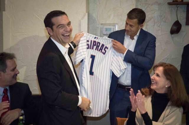 Ο Τσίπρας και η φανέλα του baseball των Chicago Cubs