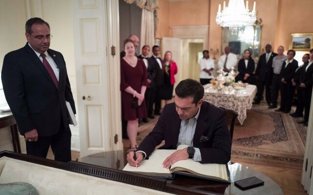 Το βιβλίο επισκεπτών του Blair House υπέγραψε ο Αλέξης Τσίπρας