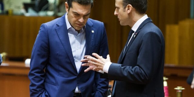 Στο Παρίσι για βραβεία και επενδύσεις
