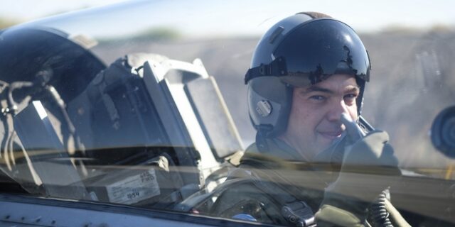 Βίντεο και φωτό: Ο Αλέξης Τσίπρας μέσα στο κόκπιτ του F-16