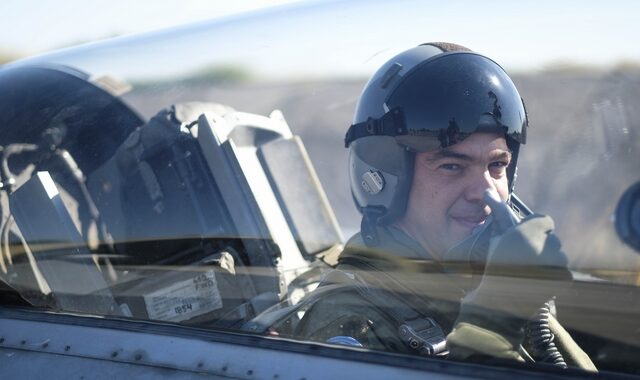 Βίντεο και φωτό: Ο Αλέξης Τσίπρας μέσα στο κόκπιτ του F-16