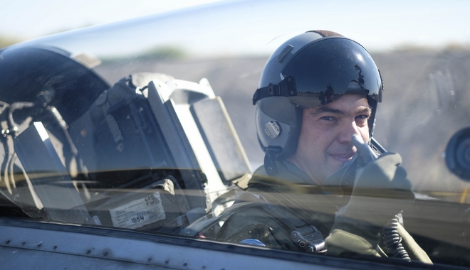 Βίντεο και φωτό: Ο Αλέξης Τσίπρας μέσα στο κόκπιτ του F-16