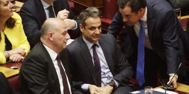 ΝΔ: Μεταξύ φιλελευθερισμού και εκκλησίας