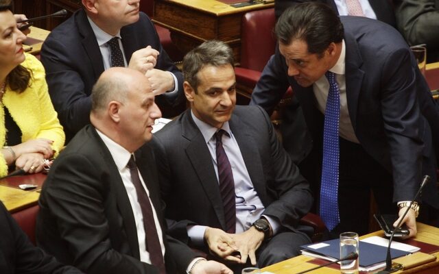 ΝΔ: Μεταξύ φιλελευθερισμού και εκκλησίας