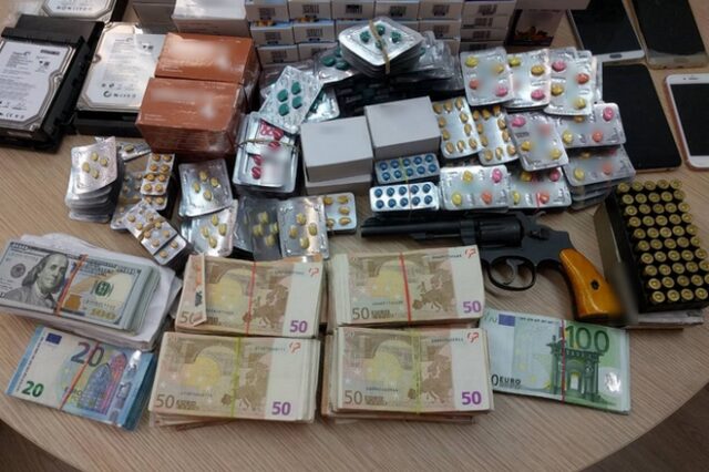Πωλούσε παράνομα σεξουαλικά βοηθήματα και αναβολικά μέσω διαδικτύου