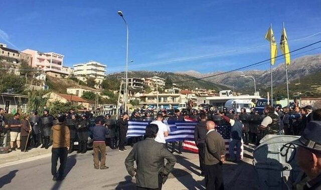Στην Αθήνα ο Αλβανός ΥΠΕΞ εν μέσω αντιδράσεων για τις κατεδαφίσεις στη Χειμάρρα