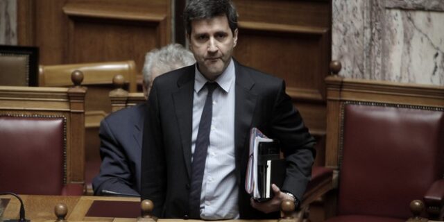 Ο Χουλιαράκης καθησυχάζει βουλευτές του ΣΥΡΙΖΑ για την οικονομία