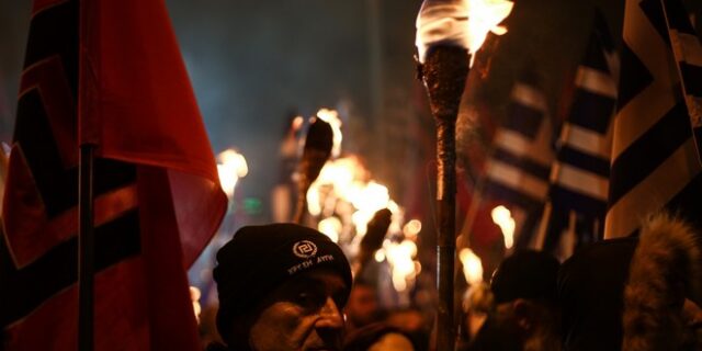 Παρέλαση στη Σαντορίνη: Δικογραφία κατά των χρυσαυγιτών – Πανηγυρίζει για τα έκτροπα η ΧΑ