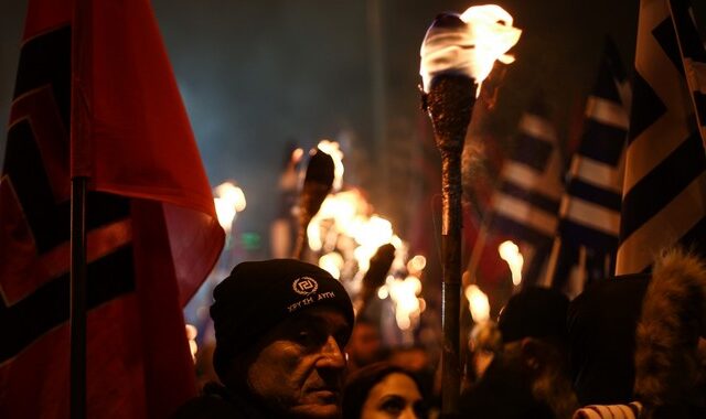 Παρέλαση στη Σαντορίνη: Δικογραφία κατά των χρυσαυγιτών – Πανηγυρίζει για τα έκτροπα η ΧΑ