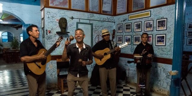 Στην Κούβα του δρόμου μπάντες και πληρωμένος έρωτας δεν έχουν στέκι