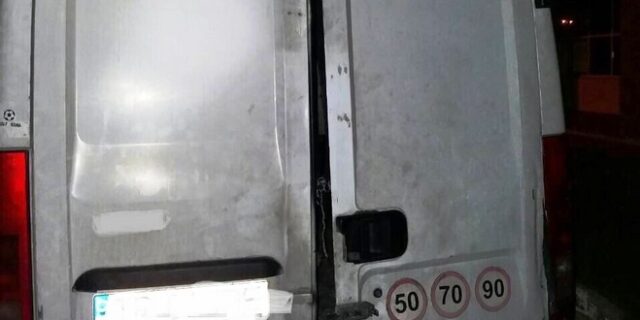 Διακινητές μετέφεραν 32 μετανάστες σε βανάκι