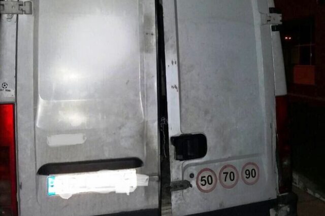 Διακινητές μετέφεραν 32 μετανάστες σε βανάκι