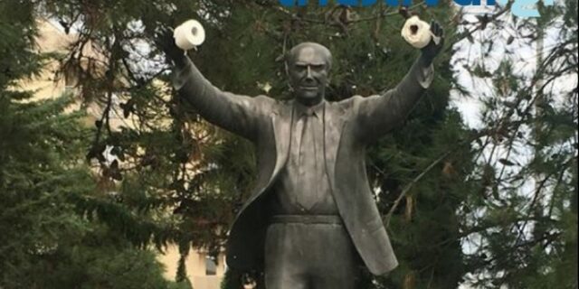 Κρέμασαν χαρτιά υγείας στο άγαλμα του Ανδρέα Παπανδρέου στην Καλαμαριά
