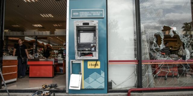 Λυκόβρυση: Ανατίναξαν δύο ΑΤΜ σε σουπερμάρκετ αλλά έφυγαν με άδεια χέρια