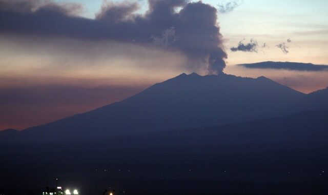 Μπαλί: Δεκάδες πτήσεις ακυρώθηκαν εξαιτίας του ηφαιστείου Αγκούνγκ