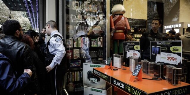 Black Friday: Φρενίτιδα στα καταστήματα για τις μεγάλες προσφορές