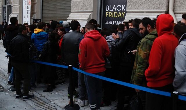 Black Friday: Η στιγμή που ανοίγουν οι πόρτες και εισβάλλει το πλήθος