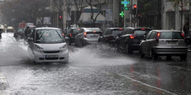 Αποκαθίστανται σταδιακά οι δρόμοι που έκλεισαν από λιμνάζοντα ύδατα