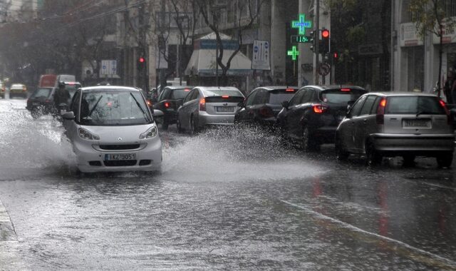 Αποκαθίστανται σταδιακά οι δρόμοι που έκλεισαν από λιμνάζοντα ύδατα