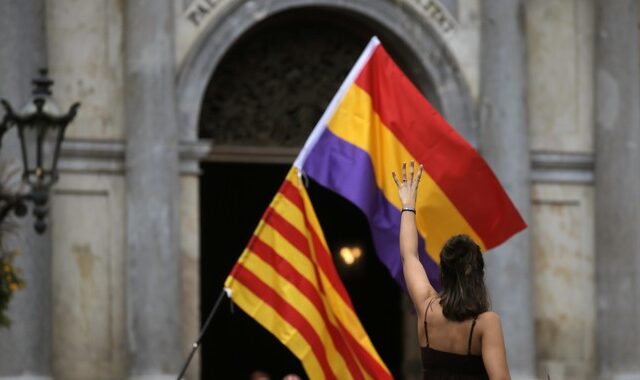 Ισπανία: Στη φυλακή Καταλανοί βουλευτές – Αντιμέτωπος με ένταλμα σύλληψης ο Πουτζντεμόν