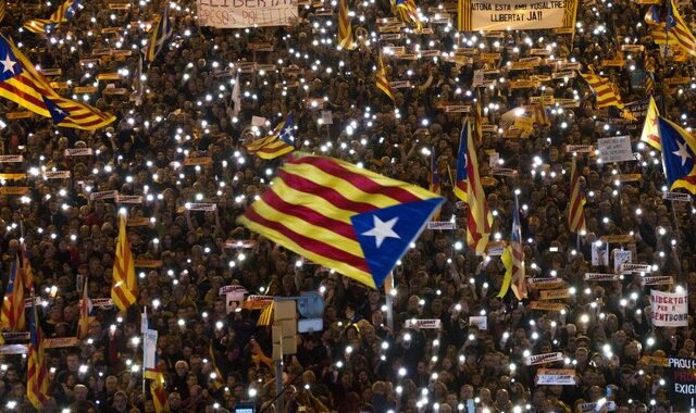 Καταλονία: Μεγάλη διαδήλωση για την απελευθέρωση των αυτονομιστών ηγετών