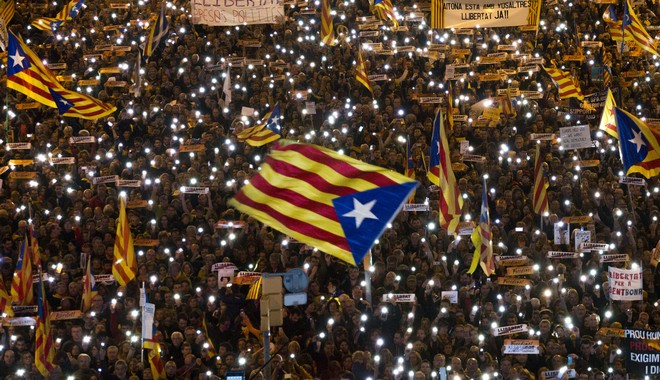 Βουτιά των πωλήσεων στην Ισπανία στη σκιά της καταλανικής κρίσης