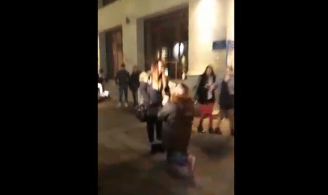 Βίντεο: Σταμάτησε την κίνηση στο δρόμο για να κάνει πρόταση γάμου στην αγαπημένη του